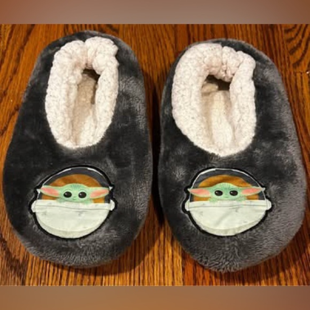 Disney Star Wars The Mandalorian
Kids Fuzzy Babba Slipper Socks